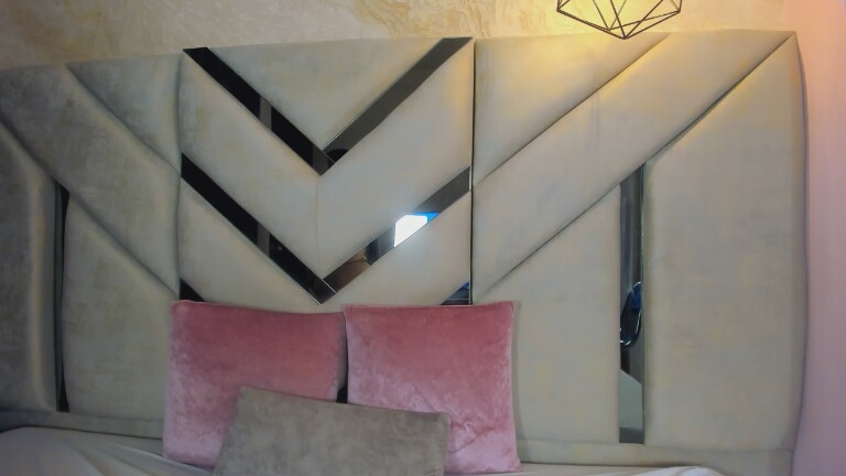 Sara_Sanchezz's Streamate show and profile