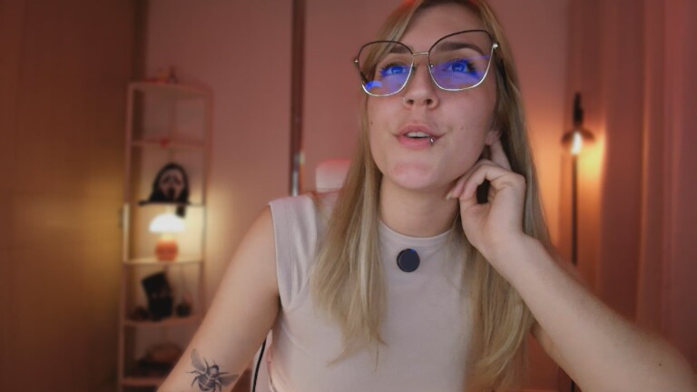 LindaSofiaa's Streamate show and profile