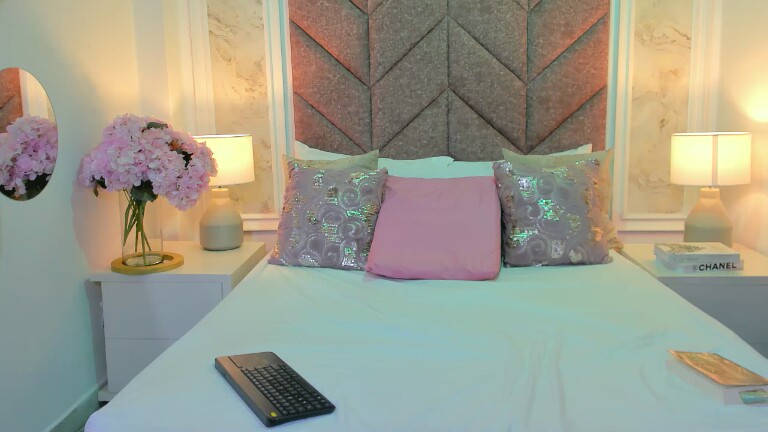 ScarletShinee's Streamate show and profile