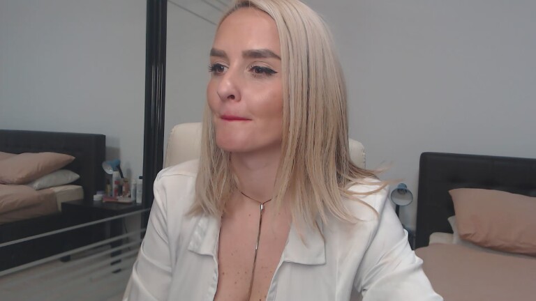 xMEDEEA's Streamate show and profile