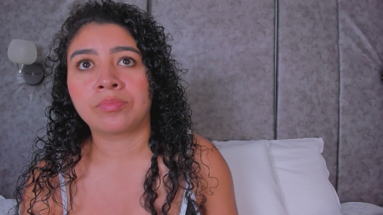 Tharaa24's Streamate show and profile