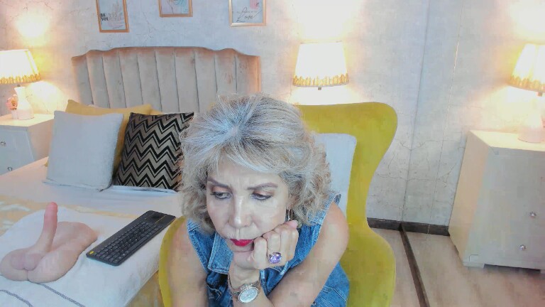 MoulinLamour's Streamate show and profile